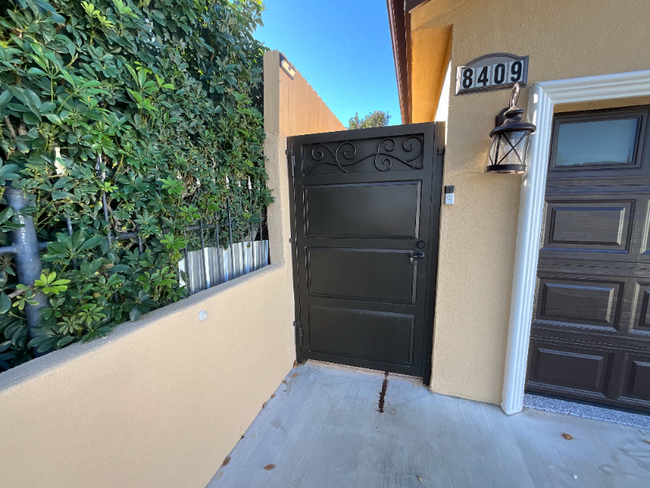 8409 Aura Ave in Los Angeles, CA - Building Photo - Building Photo