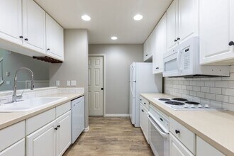 9729 NW Miller Hill Dr in Portland, OR - Building Photo - Building Photo