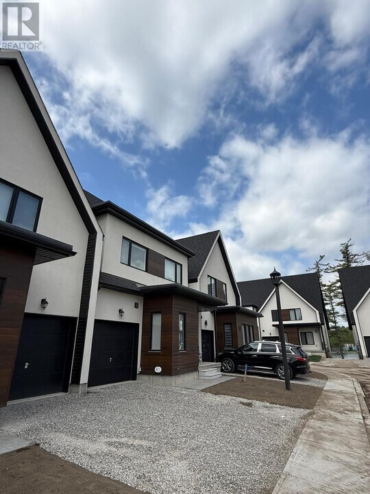 15 Ruby Crescent in Richmond Hill, ON - Building Photo