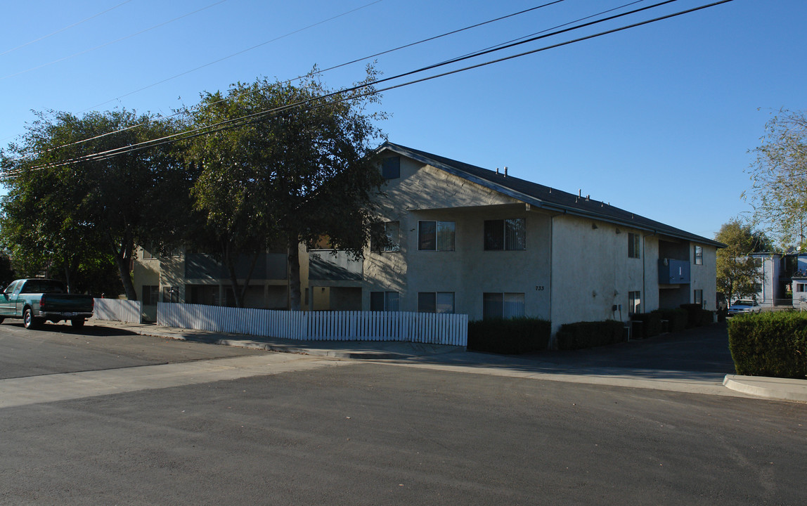 733 B St in Ramona, CA - Foto de edificio