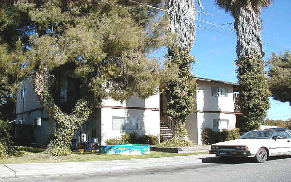 311 N Sierra Ave in Oakdale, CA - Building Photo