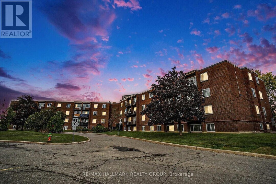 2041 Arrowsmith Dr in Ottawa, ON - Building Photo