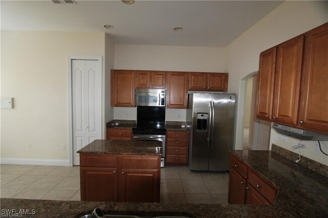 1284 Verde Dr in Naples, FL - Foto de edificio - Building Photo