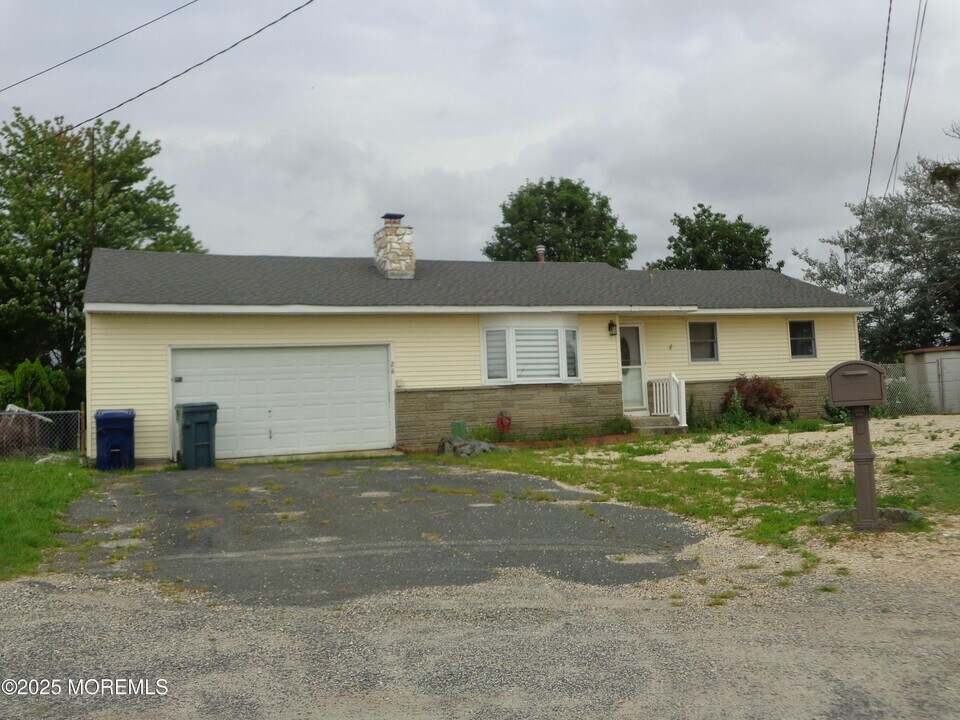 26 N Commodore Dr in Little Egg Harbor Township, NJ - Building Photo
