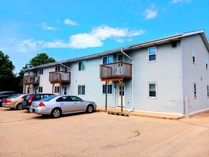 823 Ann Ct, Unit L in Plymouth, WI - Foto de edificio - Building Photo