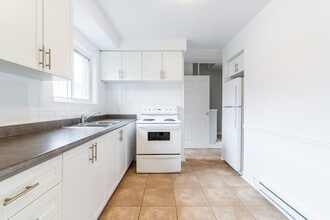 2418 Glenwood School Dr in Burlington, ON - Building Photo - Building Photo