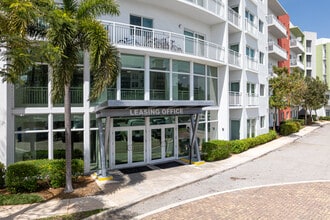 The Club at Crystal Lake in Deerfield Beach, FL - Building Photo - Building Photo