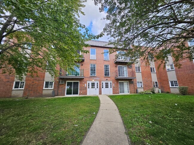 125 W Elk Trail in Carol Stream, IL - Building Photo - Building Photo