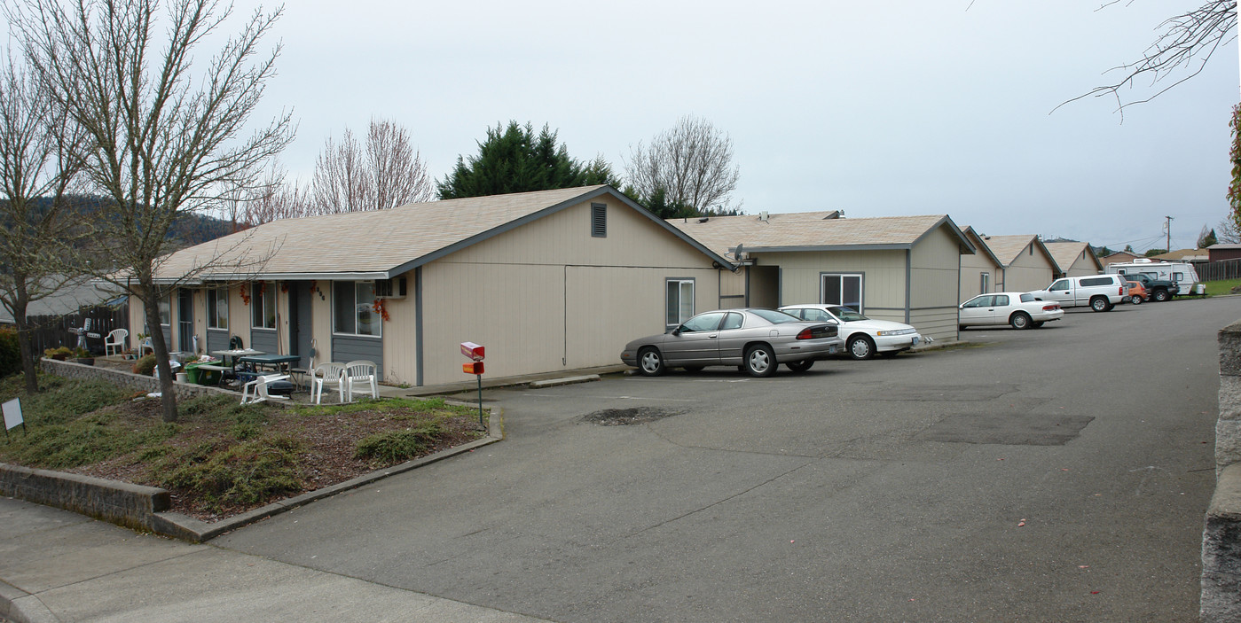 396-410 NE Miguel St in Roseburg, OR - Building Photo