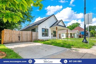 924 E Hattie St in Fort Worth, TX - Building Photo