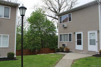 8 Fishkill Glen Dr in Fishkill, NY - Building Photo - Building Photo