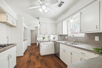 5939 Rutherglenn Dr in Houston, TX - Building Photo - Building Photo