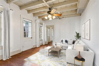 1112 Royal St, Unit A in New Orleans, LA - Foto de edificio - Building Photo