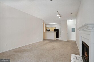 13070 Autumn Woods Way-Unit -202 in Fairfax, VA - Foto de edificio - Building Photo