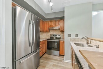 83 Mayfield Rd in Bedminster, NJ - Building Photo - Building Photo