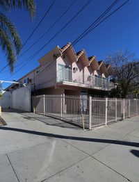 12031 Runnymede St in North Hollywood, CA - Foto de edificio - Building Photo