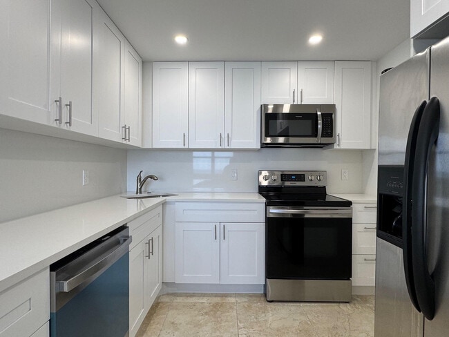 305 N Pompano Beach Blvd in Pompano Beach, FL - Foto de edificio - Building Photo