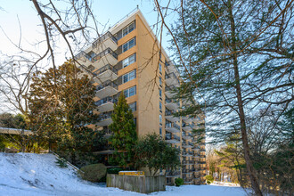 Circle Condominiums in Arlington, VA - Building Photo - Building Photo