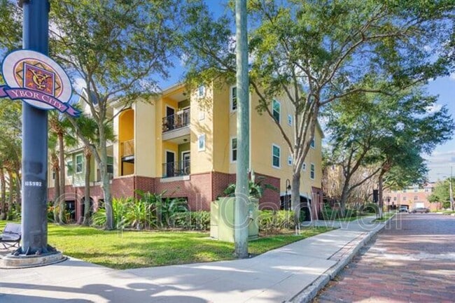 property at 2010 E Palm Ave