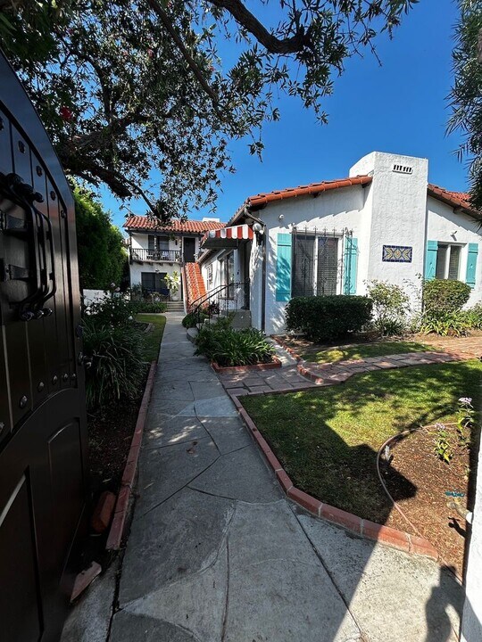 257 Granada Ave in Long Beach, CA - Foto de edificio