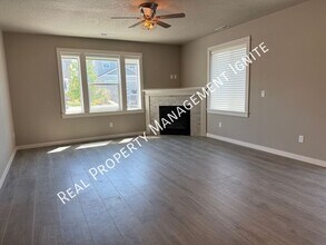 2569 NW Spruce Pl in Redmond, OR - Foto de edificio - Building Photo