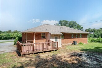 3106 Horse Pen Creek Rd in Greensboro, NC - Building Photo - Building Photo