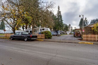 351 Front St in Junction City, OR - Building Photo - Building Photo