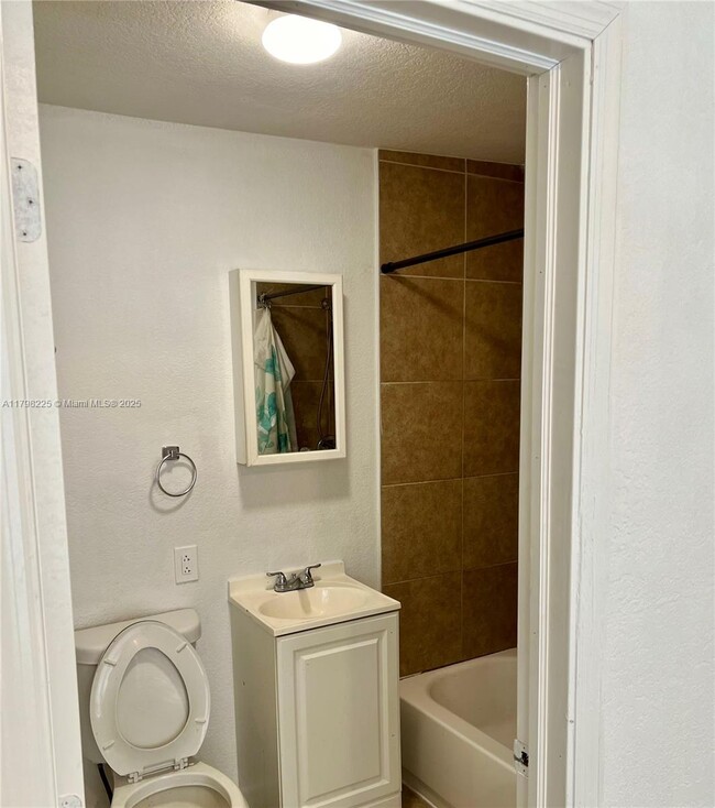 1612 Harrison St in Hollywood, FL - Building Photo - Building Photo
