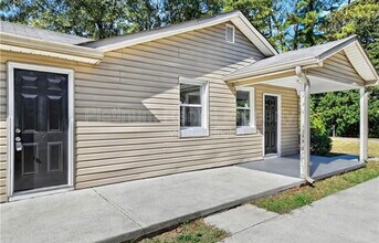 2612 Loghaven Dr NW in Atlanta, GA - Building Photo - Building Photo