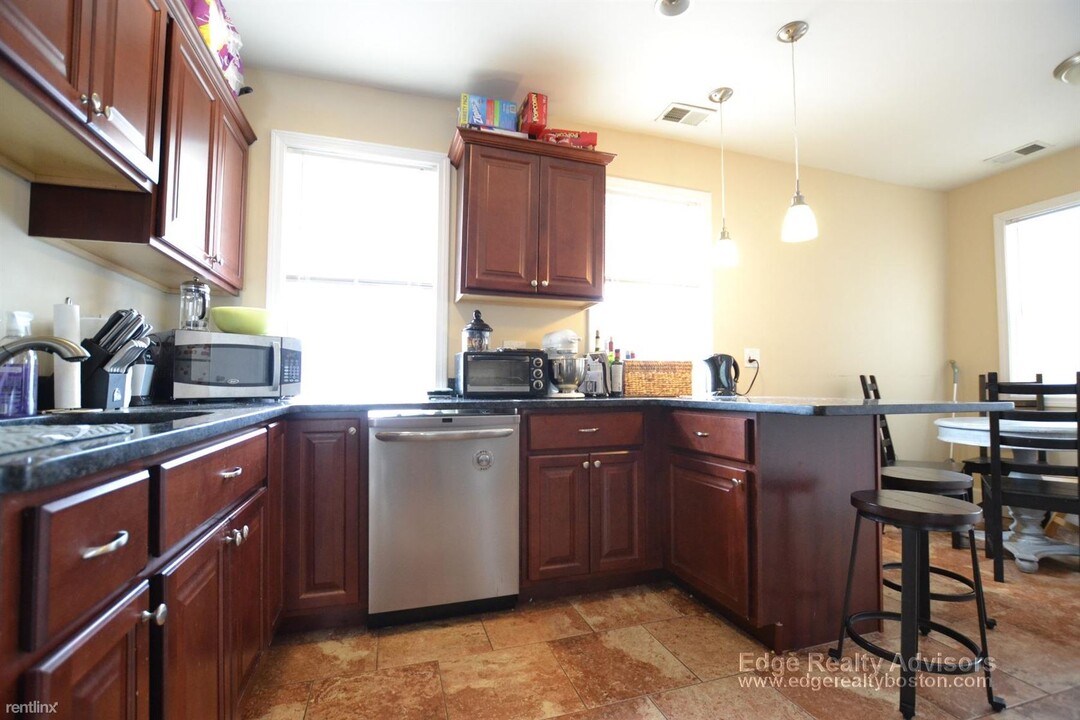 135 Nottinghill Rd in Boston, MA - Building Photo