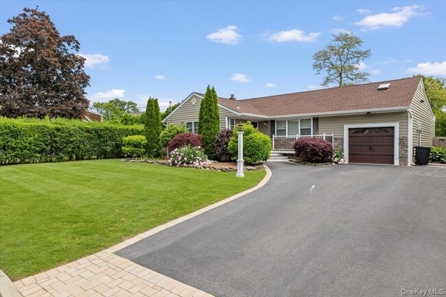 13 Colonial Ln in Bellport, NY - Building Photo - Building Photo