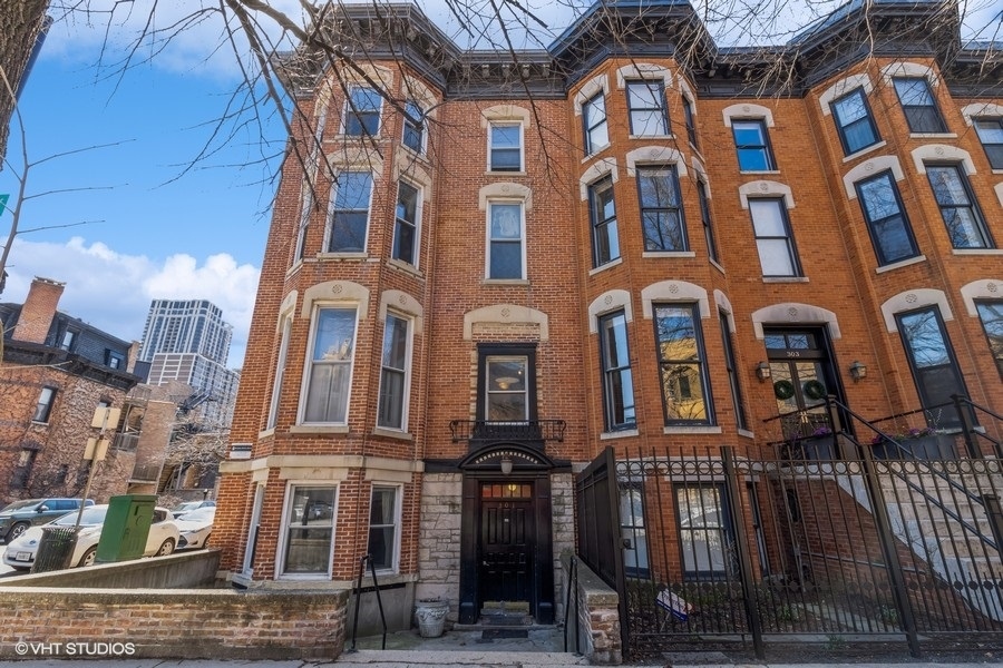 1852 N Lincoln Park W, Unit 2R in Chicago, IL - Building Photo