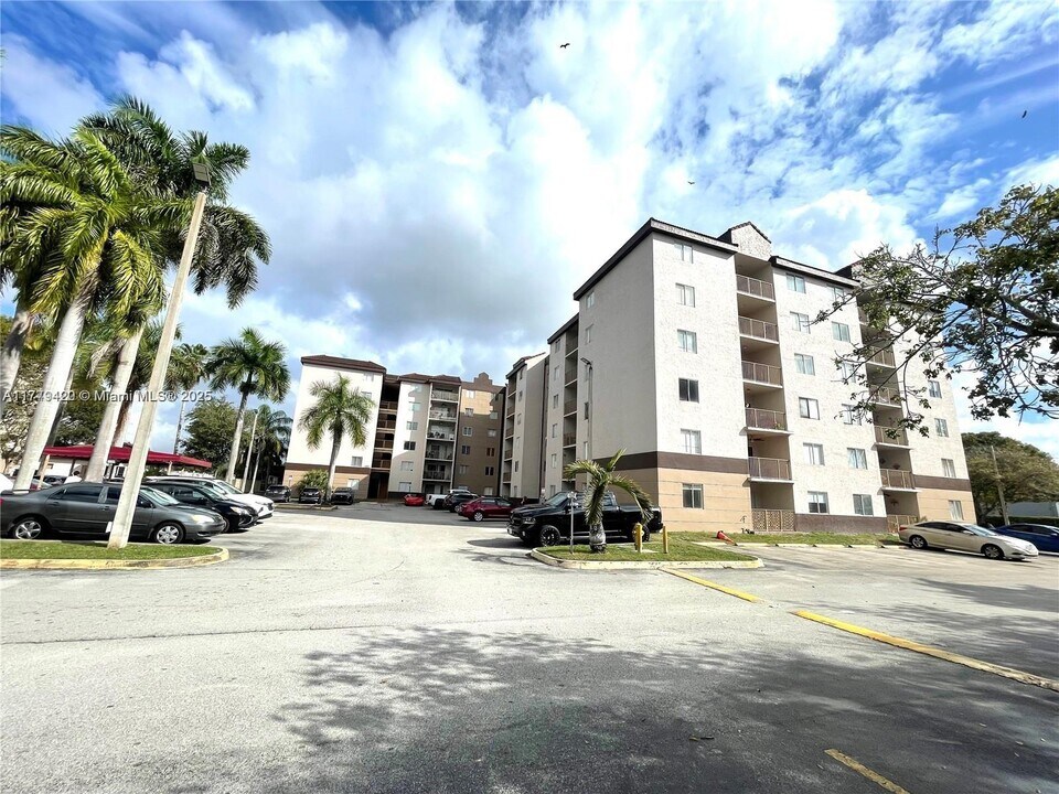 15221 SW 80th St in Miami, FL - Building Photo