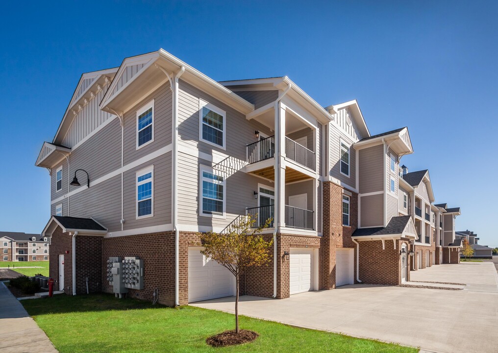 Flats at Spring Mill Station in Westfield, IN - Foto de edificio