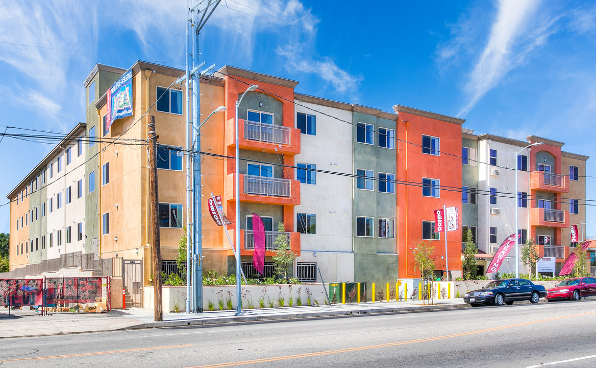 COSMO Residential in Sylmar, CA - Foto de edificio