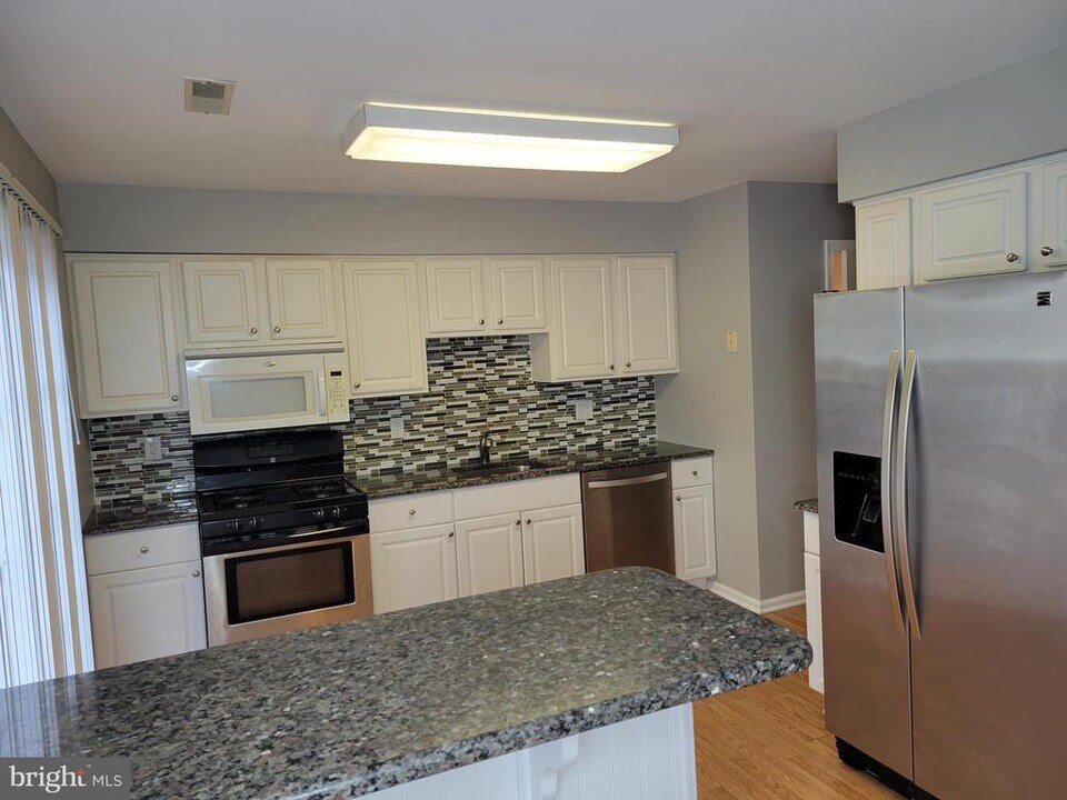 2904 Saxony Dr in Mount Laurel, NJ - Building Photo