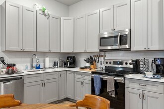 5102 Rochelle Ave in Philadelphia, PA - Foto de edificio - Interior Photo