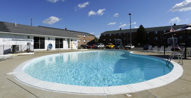 Sage Terrace Apartments in Kalamazoo, MI - Foto de edificio - Building Photo