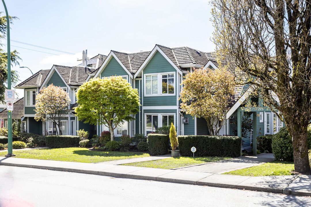 273 5th St E in North Vancouver, BC - Building Photo