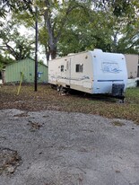 446 Co Rd 90B in Gonzales, TX - Building Photo