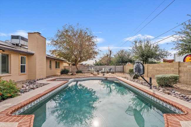 9632 N 58th Ln in Glendale, AZ - Foto de edificio - Building Photo