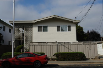 719 N Claremont St in San Mateo, CA - Foto de edificio - Building Photo