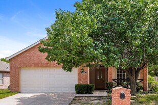 1101 Trinity Trail in Saginaw, TX - Building Photo