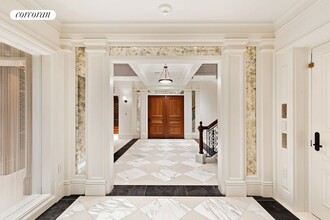 4 E 64th St in New York, NY - Building Photo - Building Photo