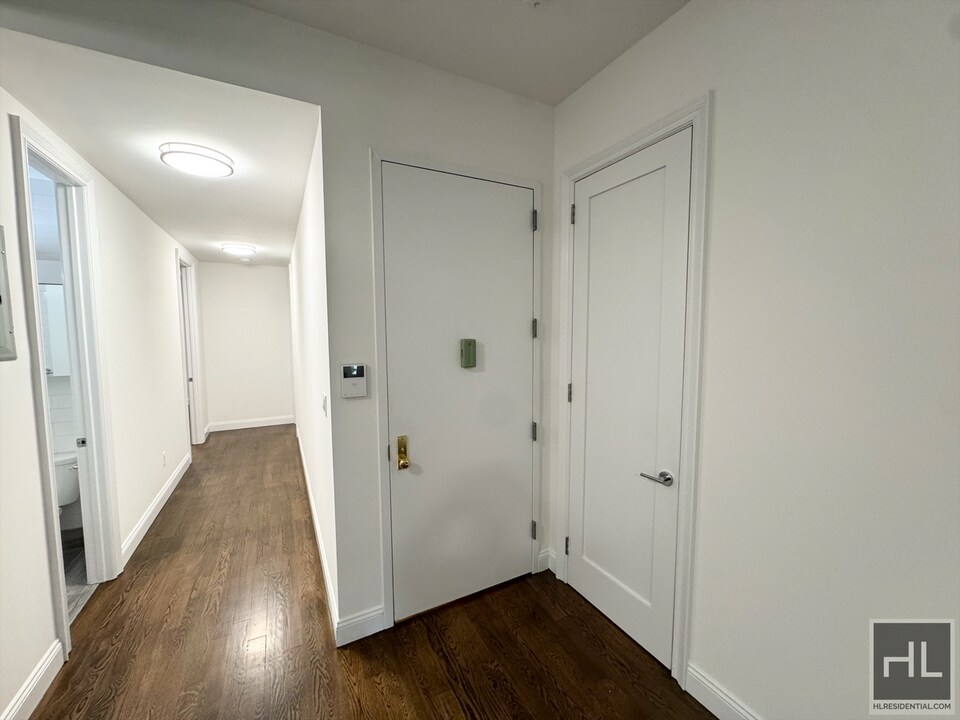 EAST 60 STREET in New York, NY - Building Photo