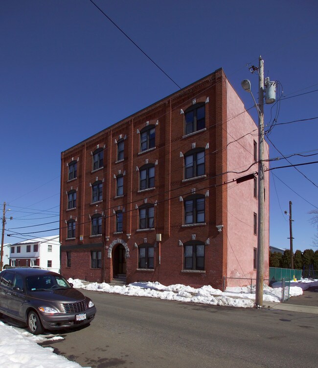 60 Center St in Holyoke, MA - Foto de edificio - Building Photo