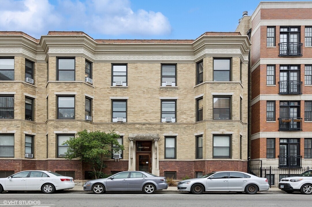 2957 N Halsted St in Chicago, IL - Building Photo