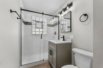 740 E North Broadway St in Lombard, IL - Foto de edificio - Building Photo