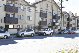 Fairmont Apartments in Van Nuys, CA - Building Photo - Building Photo