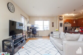 648 W 16th St, Unit 1 in Chicago, IL - Foto de edificio - Building Photo